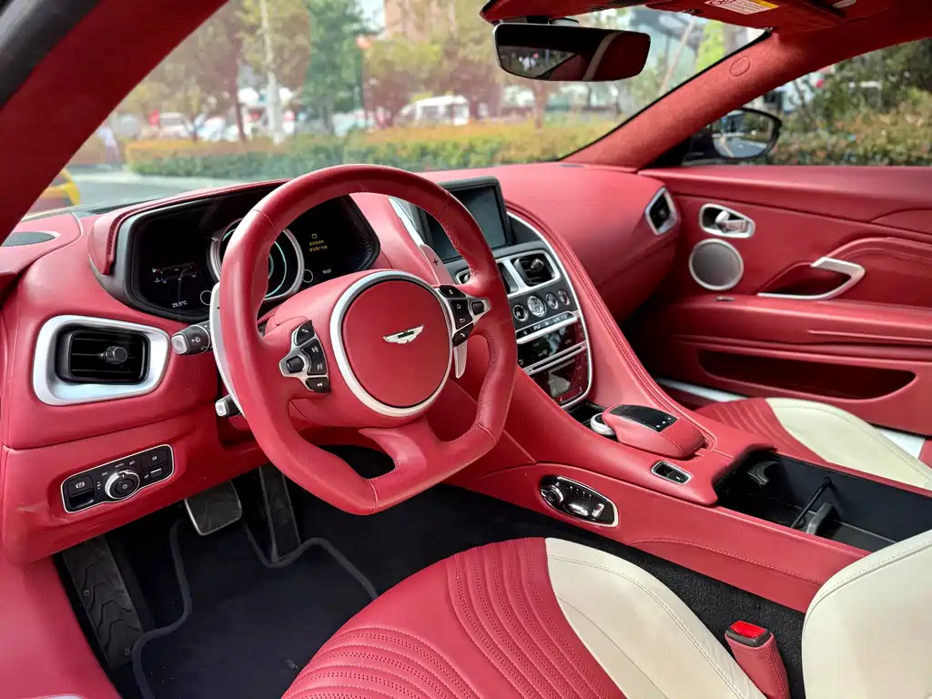 Aston Martin DB11 — миниатюра 4