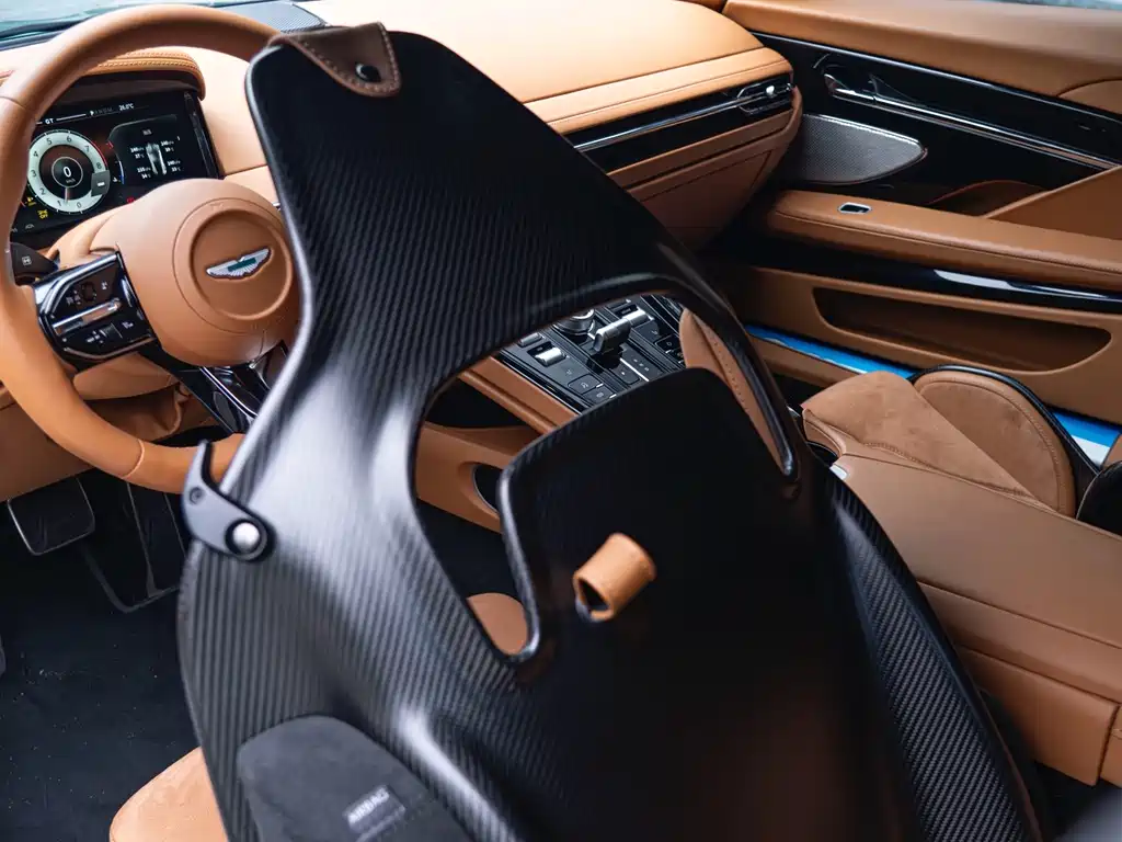 Aston Martin DB12 — миниатюра 13
