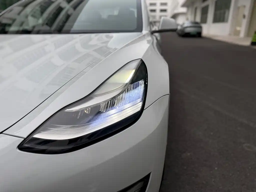 Tesla Model 3 — миниатюра 18