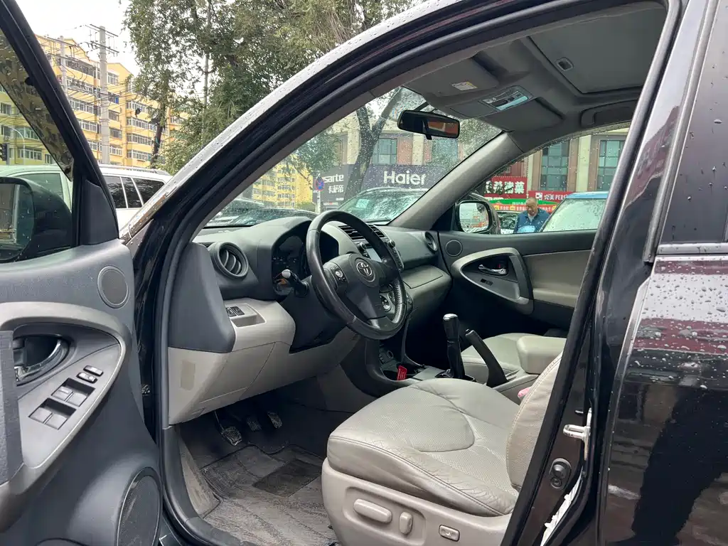 Toyota RAV4 — миниатюра 7