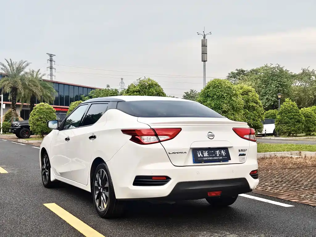 Nissan Bluebird — миниатюра 7