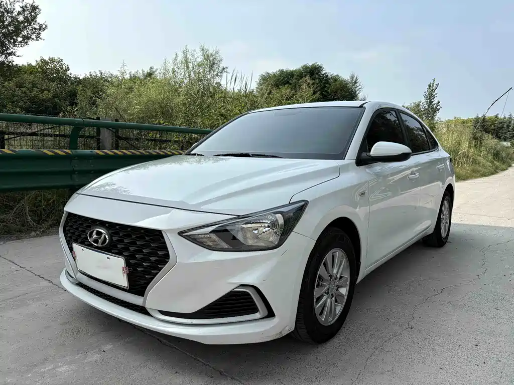 2022 Hyundai Elantra - zdjęcie 1 z 17