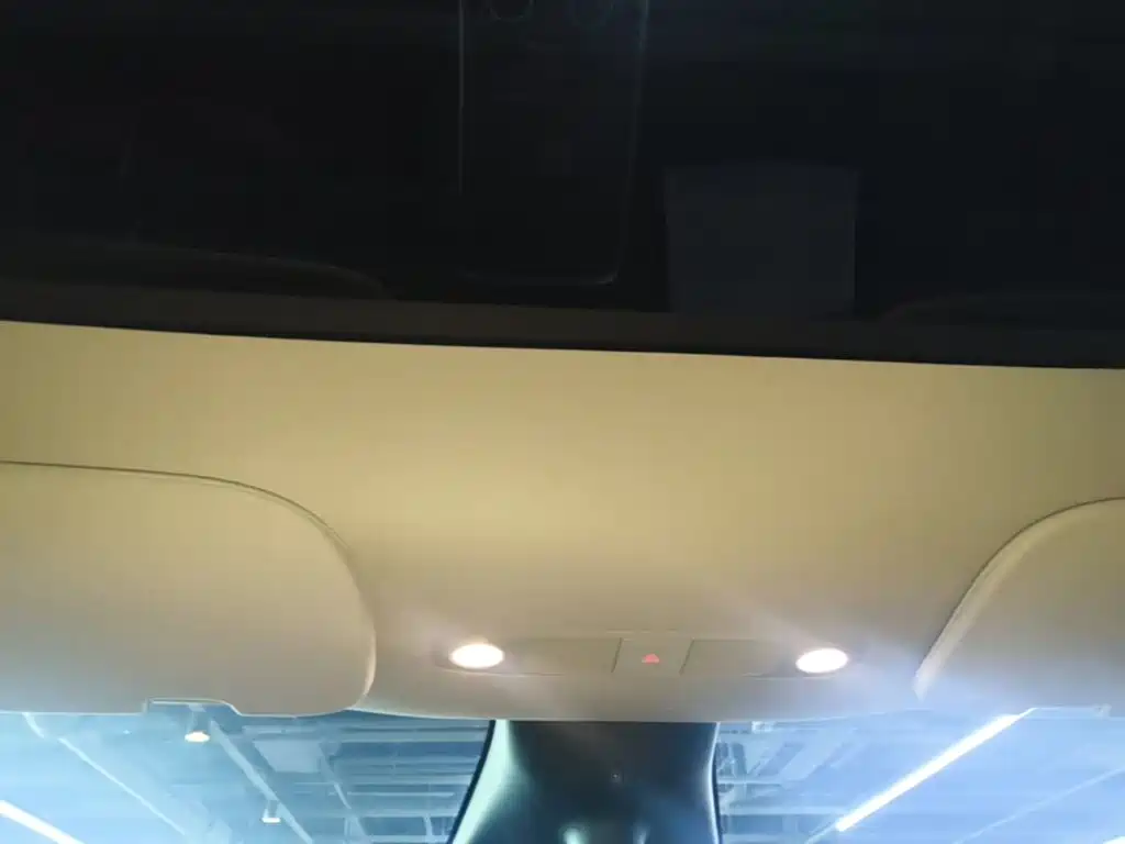 Tesla Model Y — миниатюра 18
