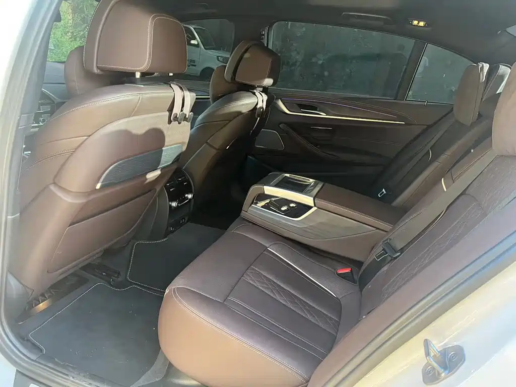 BMW 5 Series — миниатюра 8