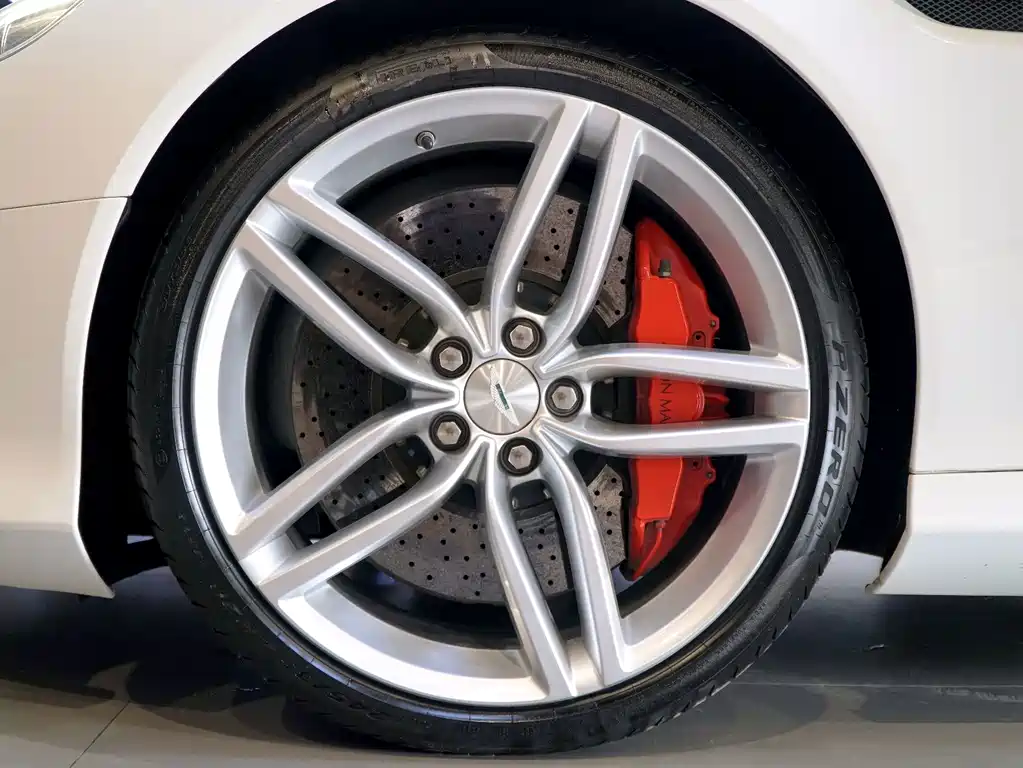 Aston Martin DB9 — миниатюра 15