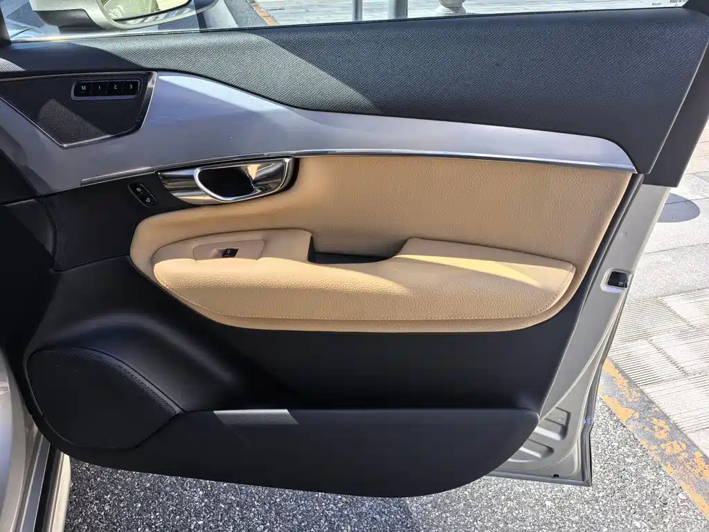 Volvo XC90 — миниатюра 9