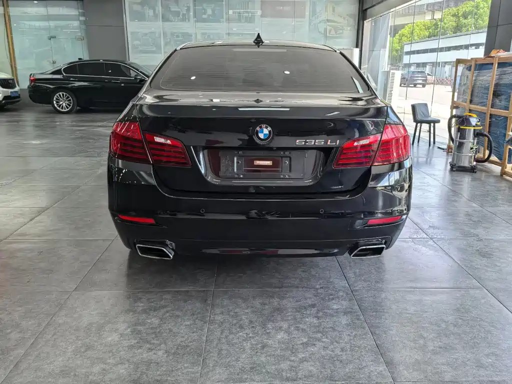BMW 5 Series — миниатюра 8