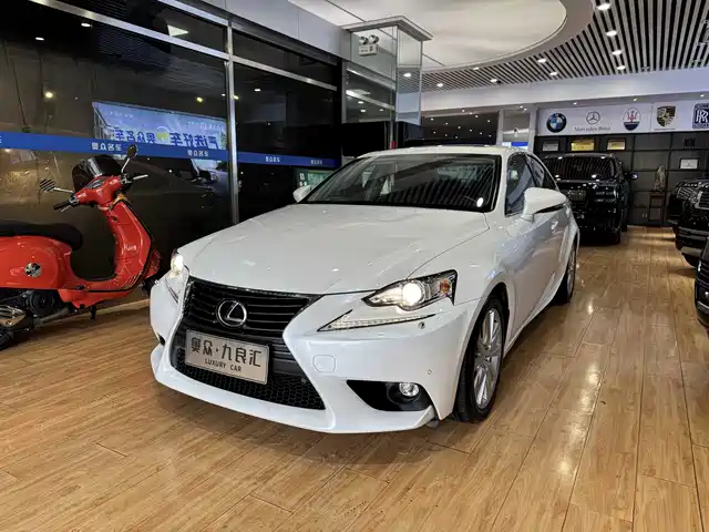 Lexus IS
