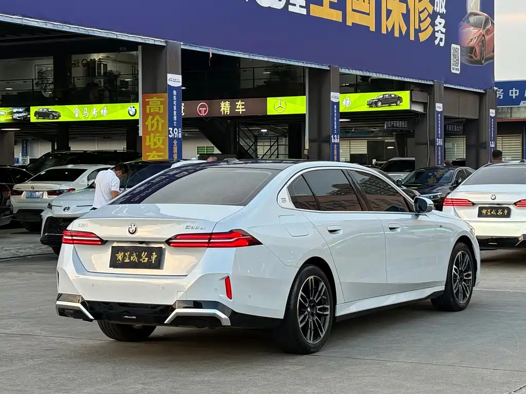 BMW 5 Series — миниатюра 18