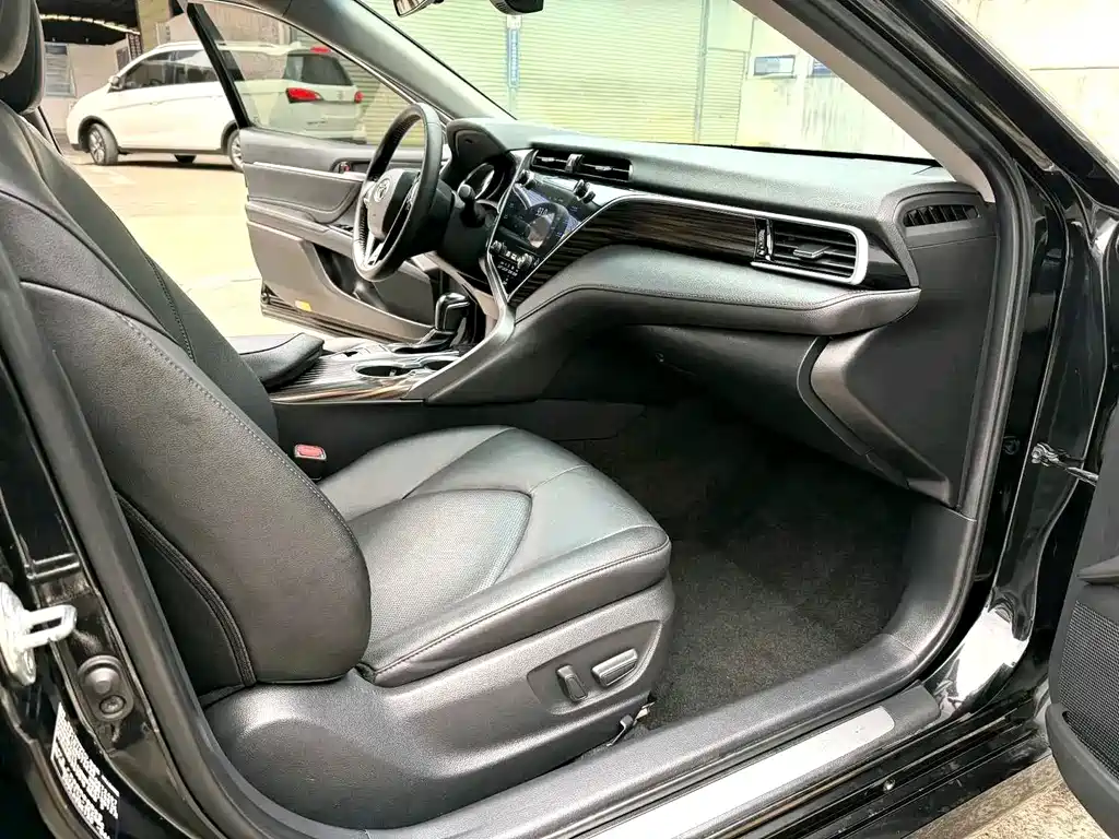 Toyota Camry — миниатюра 12