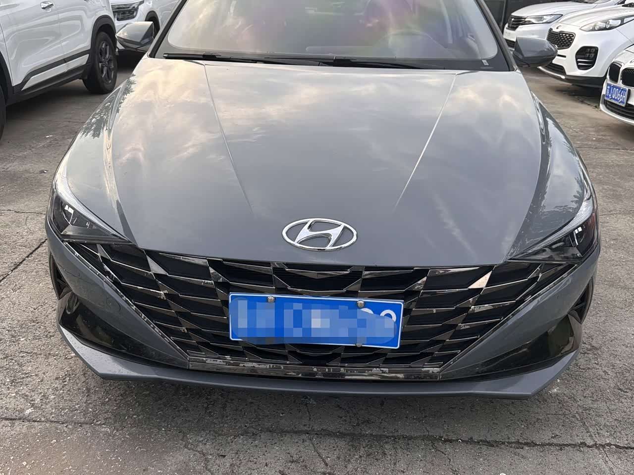 Hyundai Elantra 1.5 л 2023 г. Серебристо-серый, пробег 35000 км