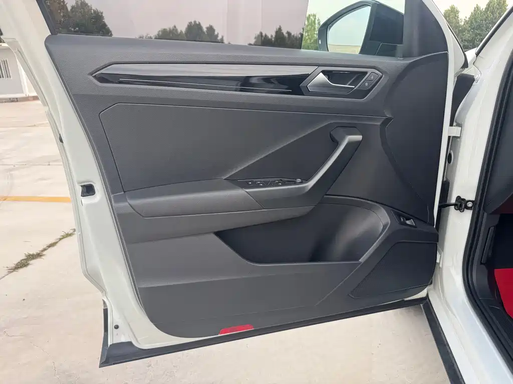 Volkswagen T-Roc — миниатюра 12
