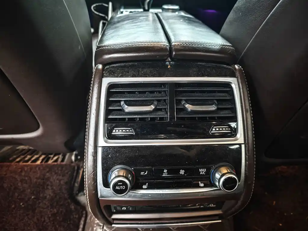 BMW 7 Series — миниатюра 11