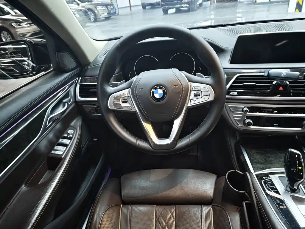 BMW 7 Series — миниатюра 13