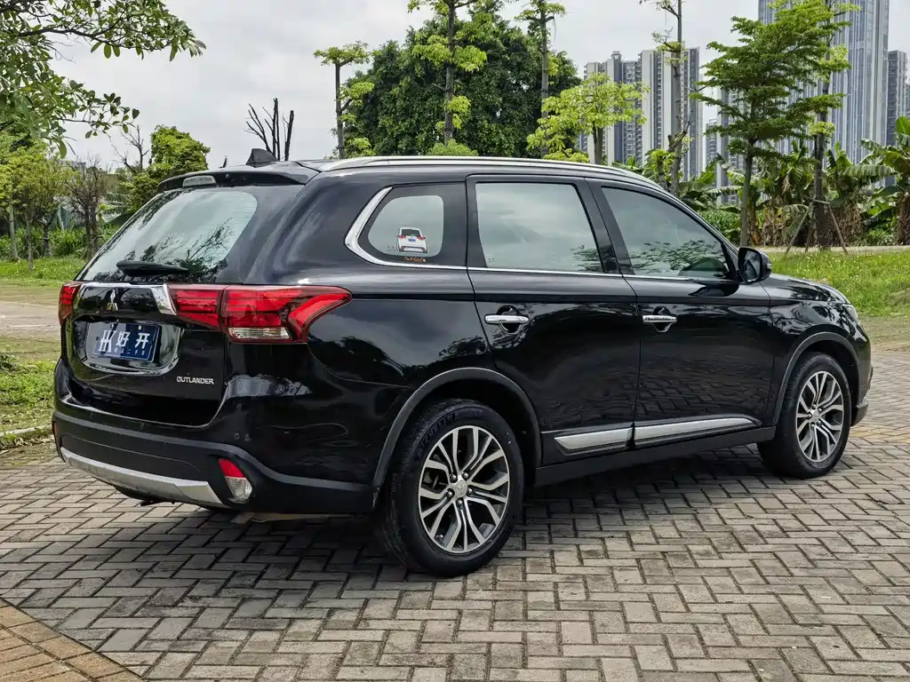 Mitsubishi Outlander 2016 2.4L Luxury 7 мест