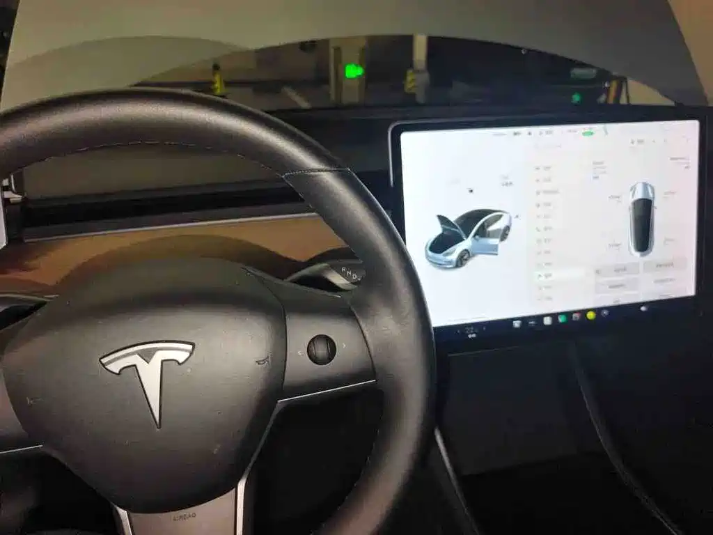 Tesla Model 3 — миниатюра 3