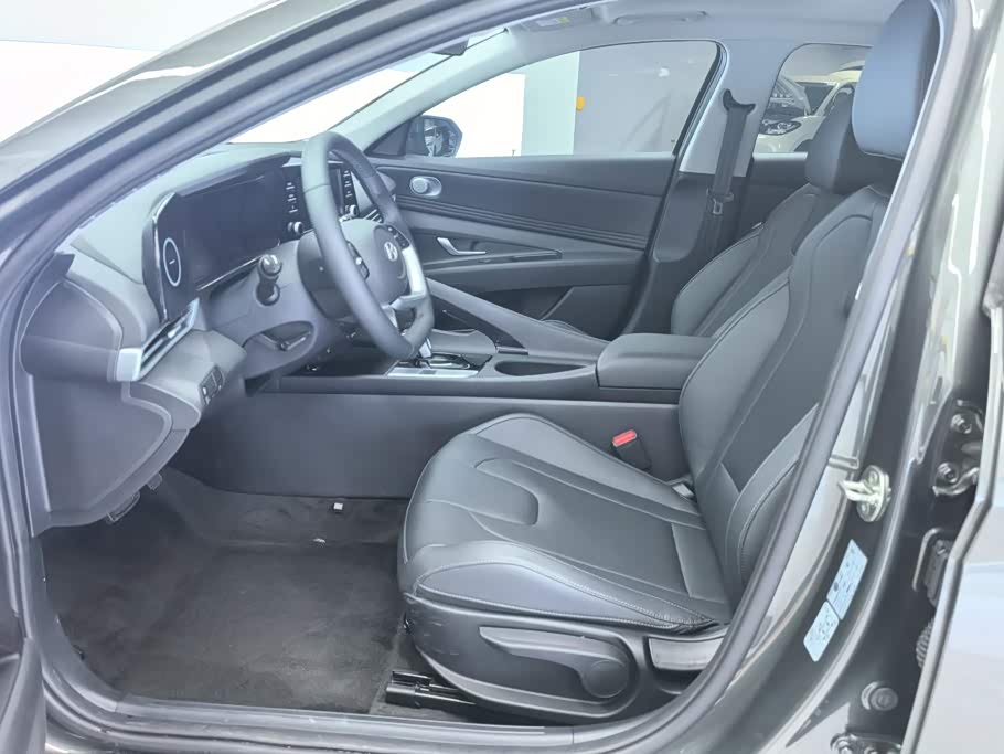 Hyundai Elantra 1.5 л 2026 г. Серебристо-серый, пробег 3700 км