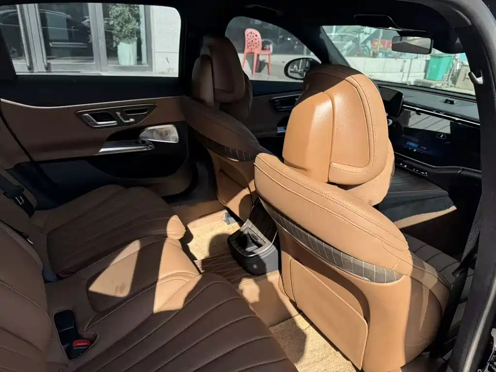 Mercedes-Benz E-Class — миниатюра 7