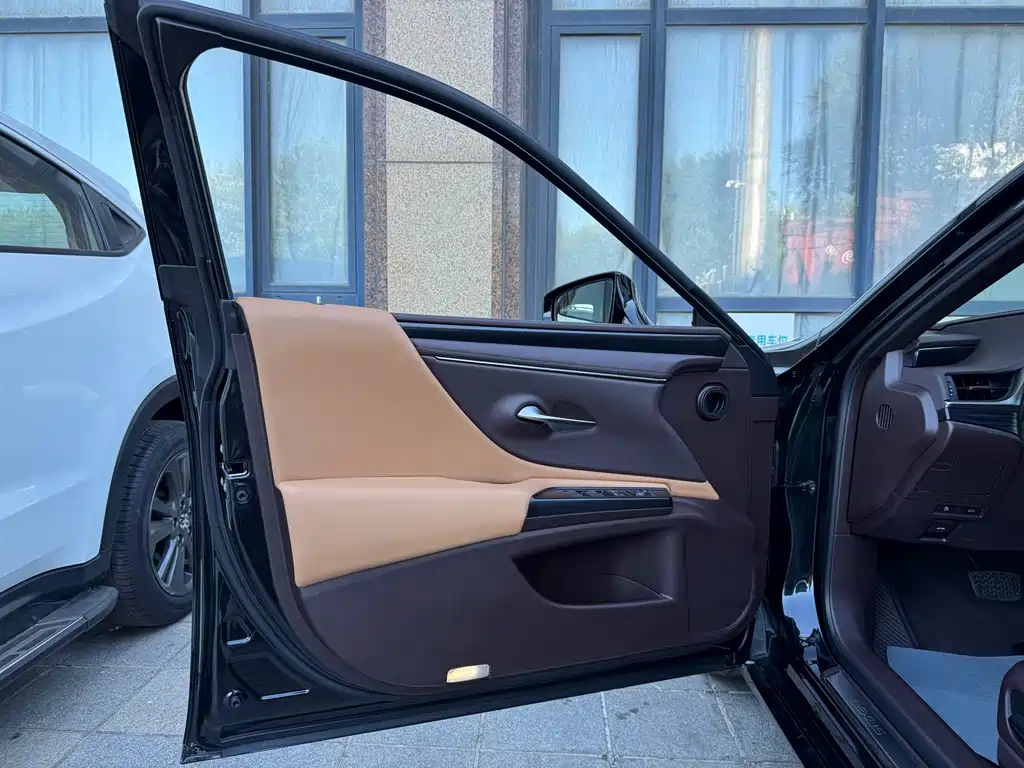 Lexus ES — миниатюра 11