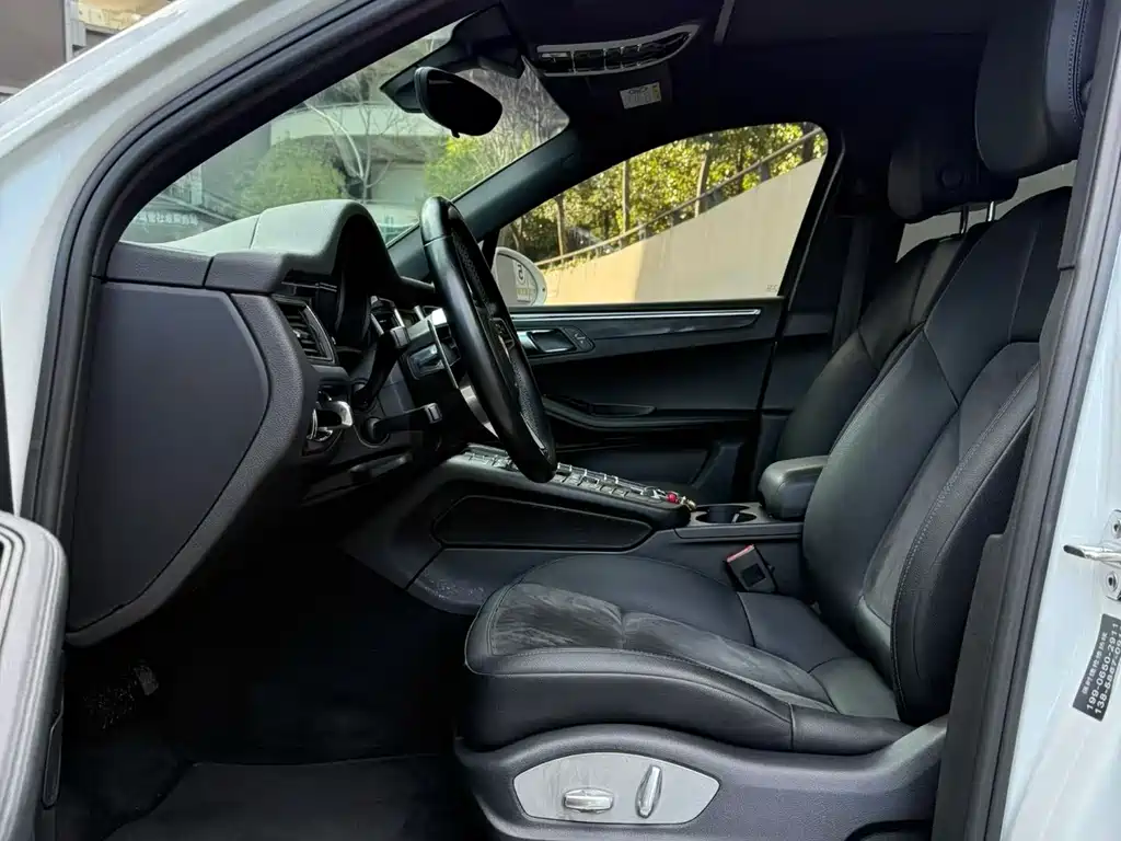 PORSCHE MACAN