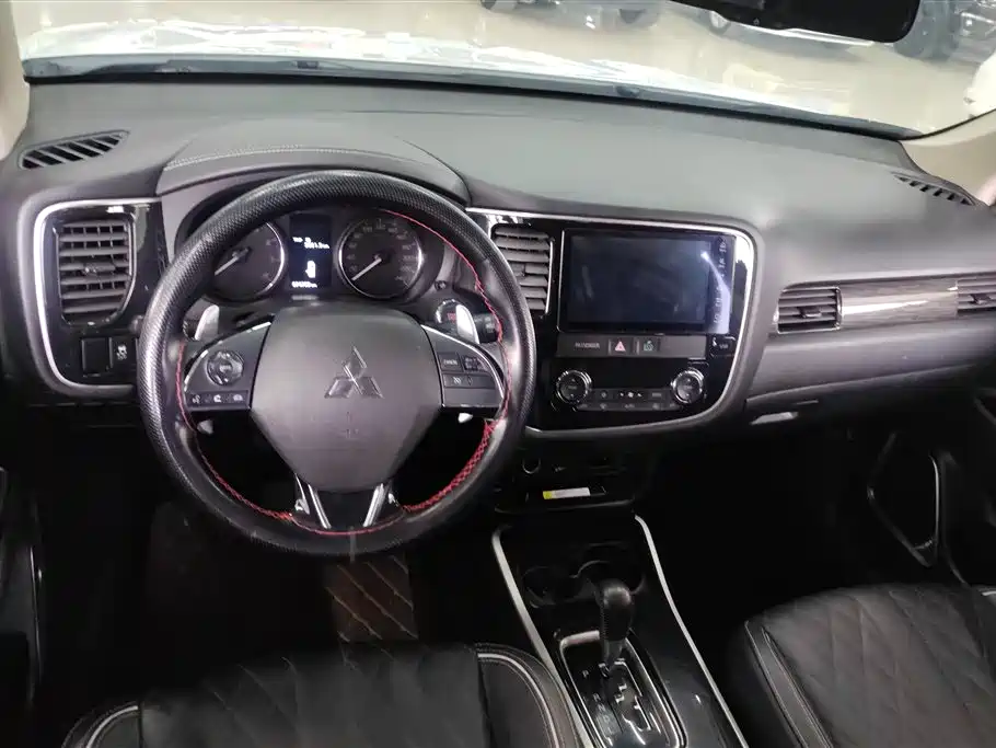 MITSUBISHI OUTLANDER