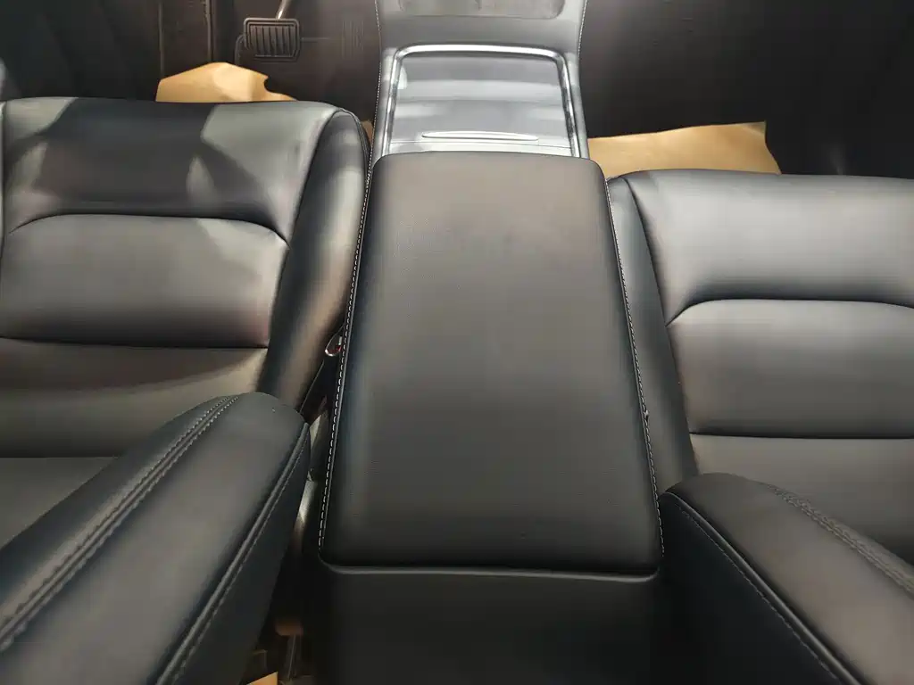 Tesla Model Y — миниатюра 6