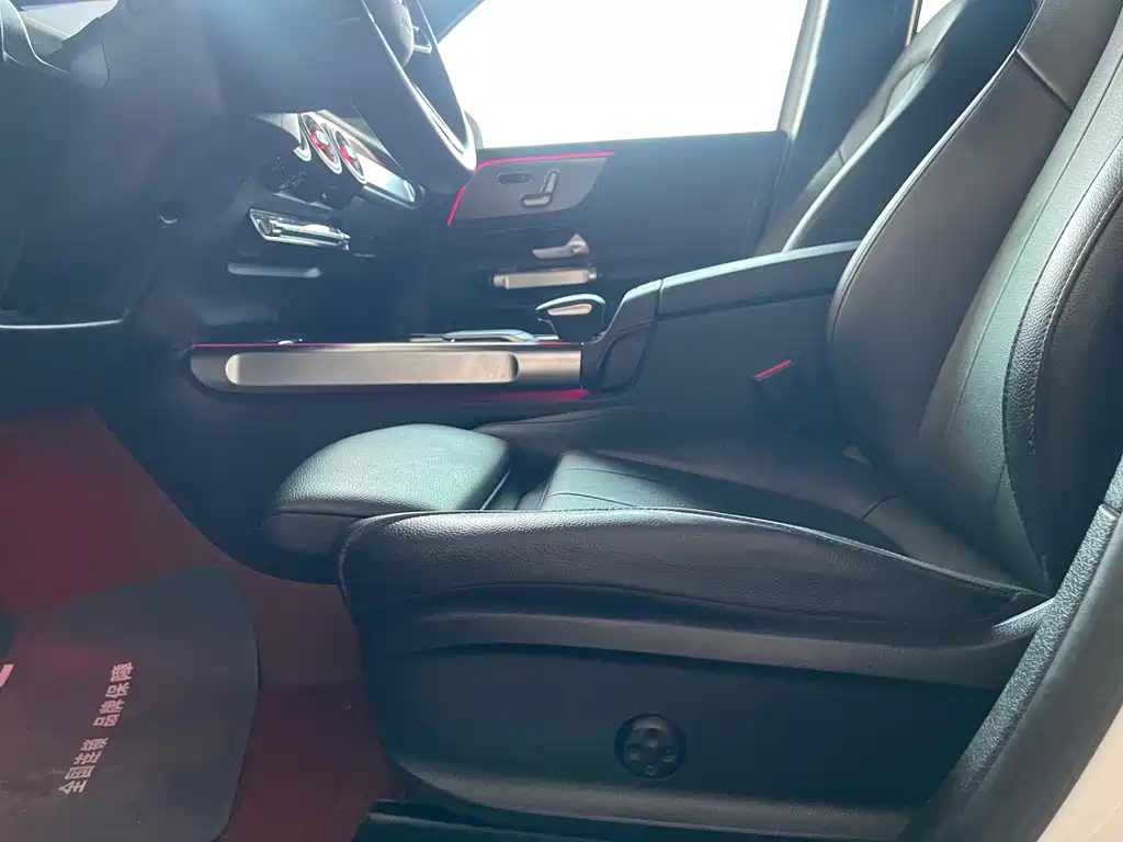 Mercedes-Benz GLB — миниатюра 11