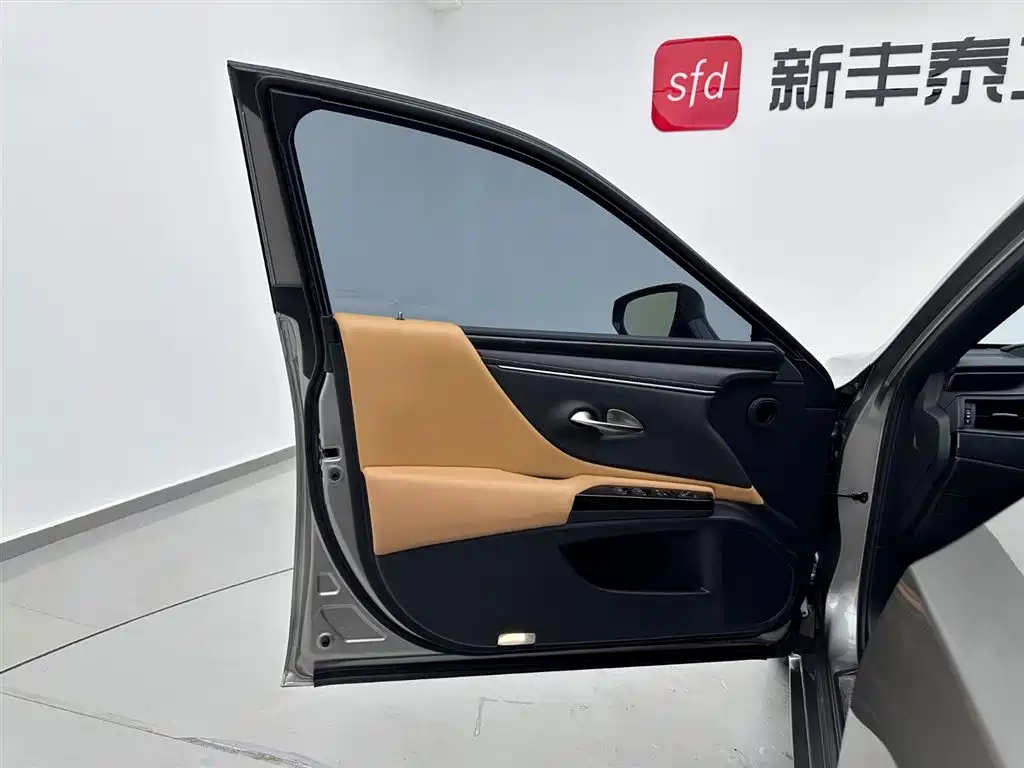 Lexus ES 2023 Champagne/brown из Китая