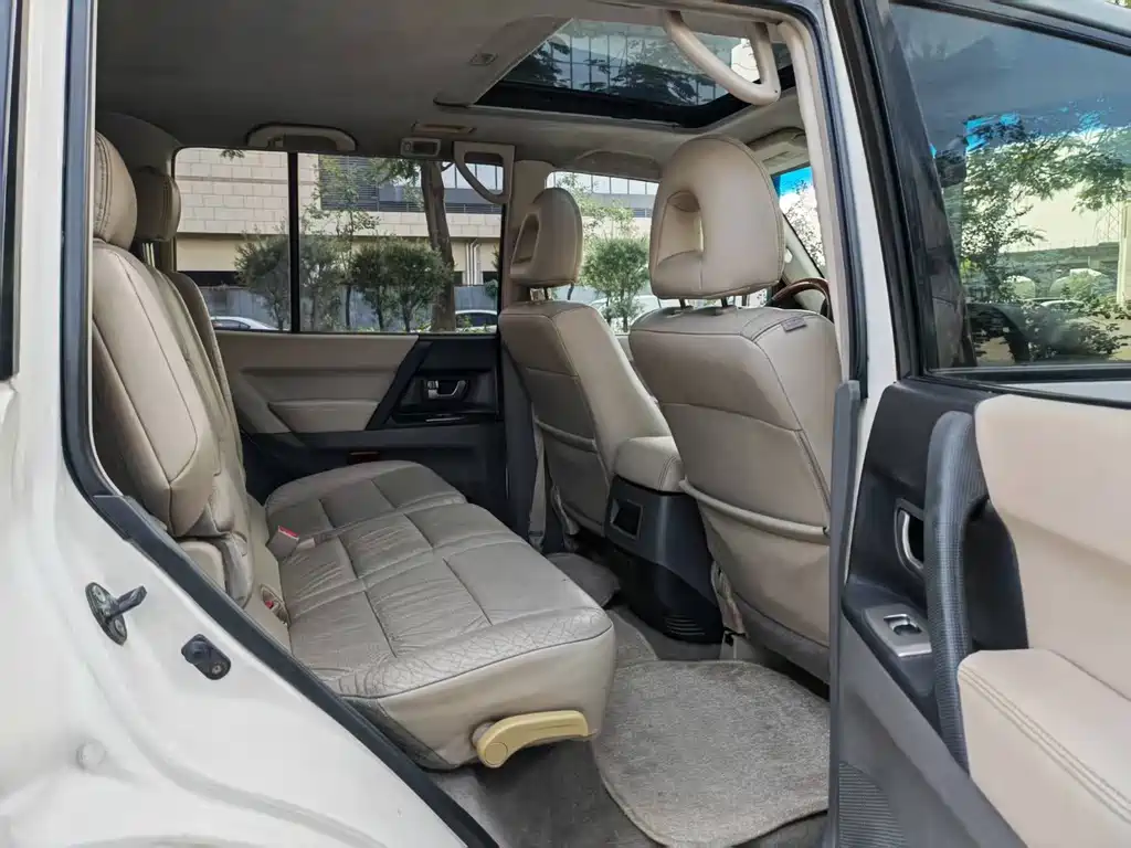 Mitsubishi Pajero (Import) — миниатюра 14