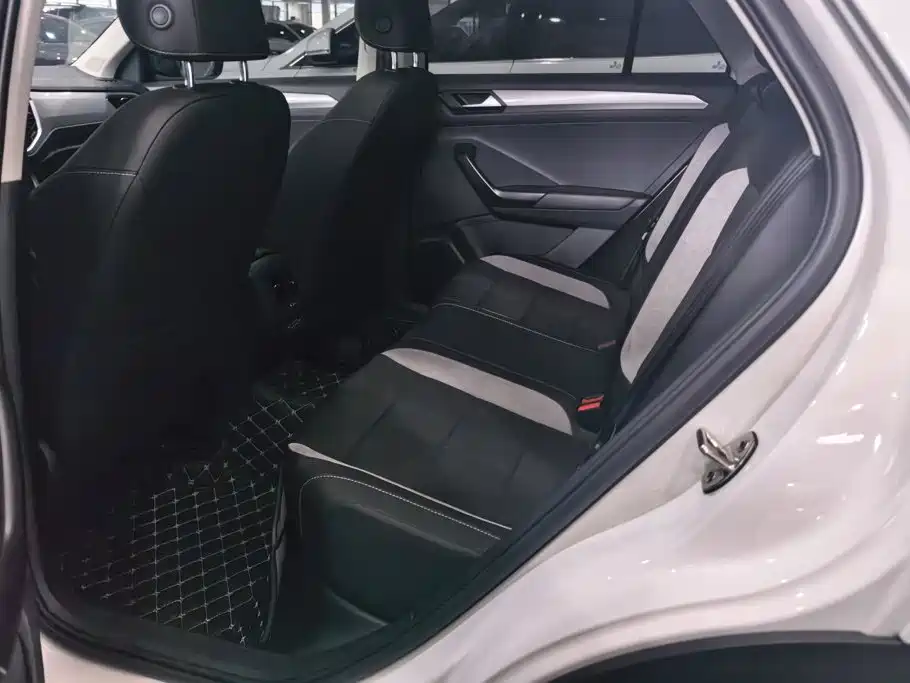 Volkswagen T-Roc — миниатюра 10