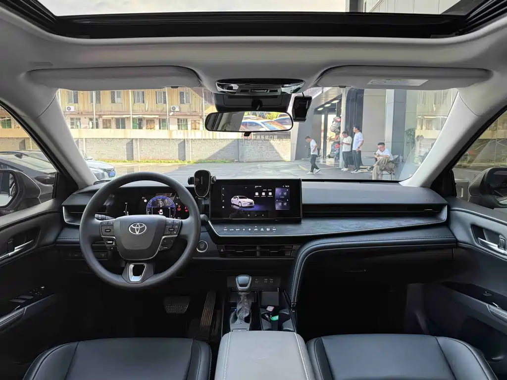 Toyota Camry — миниатюра 5