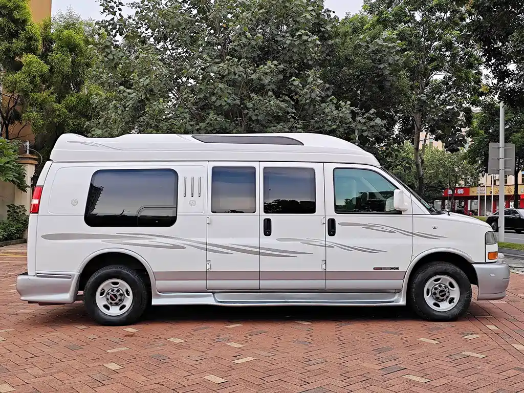 GMC Savana — миниатюра 4