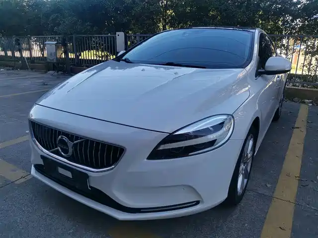 VOLVO  V40 2017