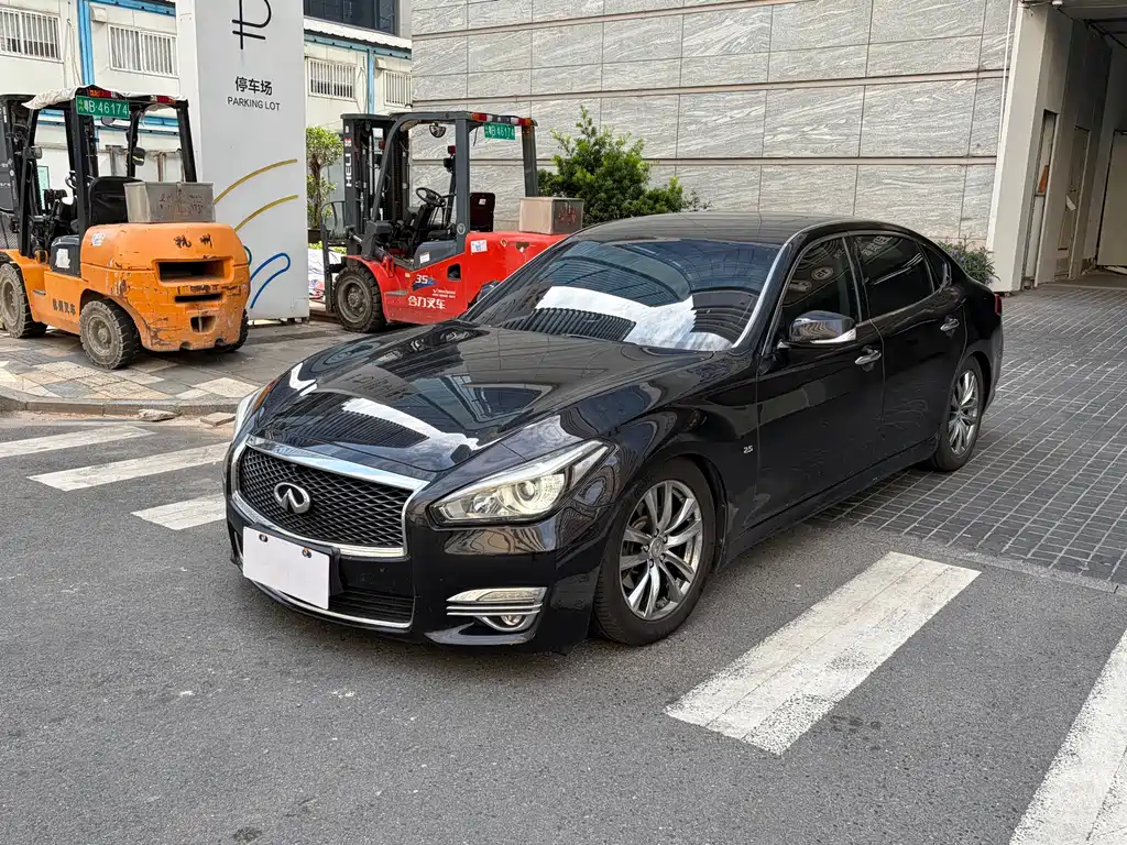 Infiniti Q70