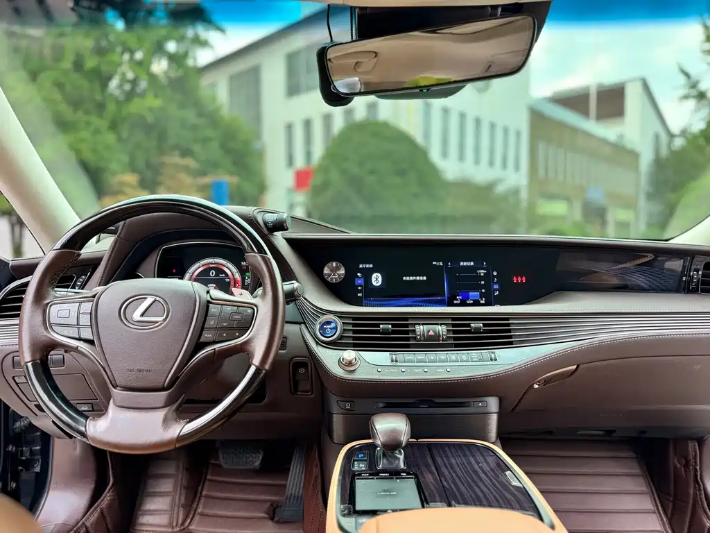 Lexus LS — миниатюра 15