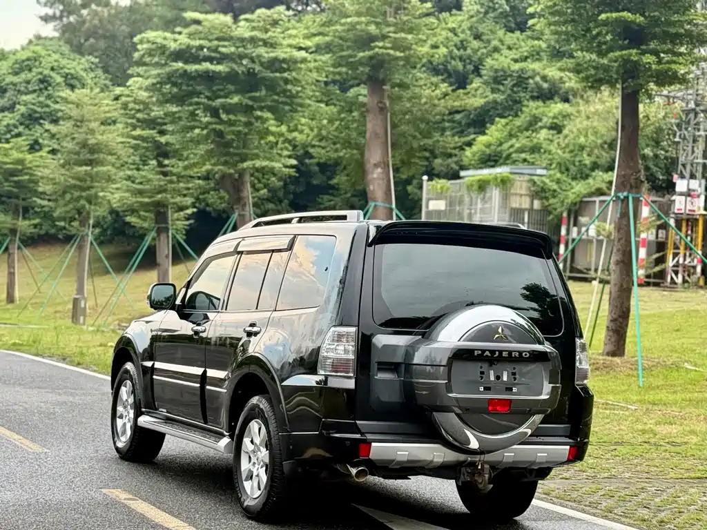 Mitsubishi Pajero (Import) — миниатюра 8