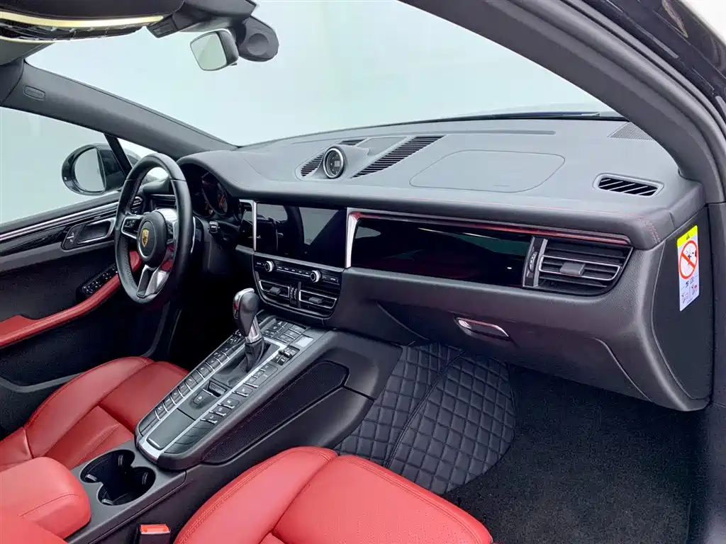 PORSCHE MACAN