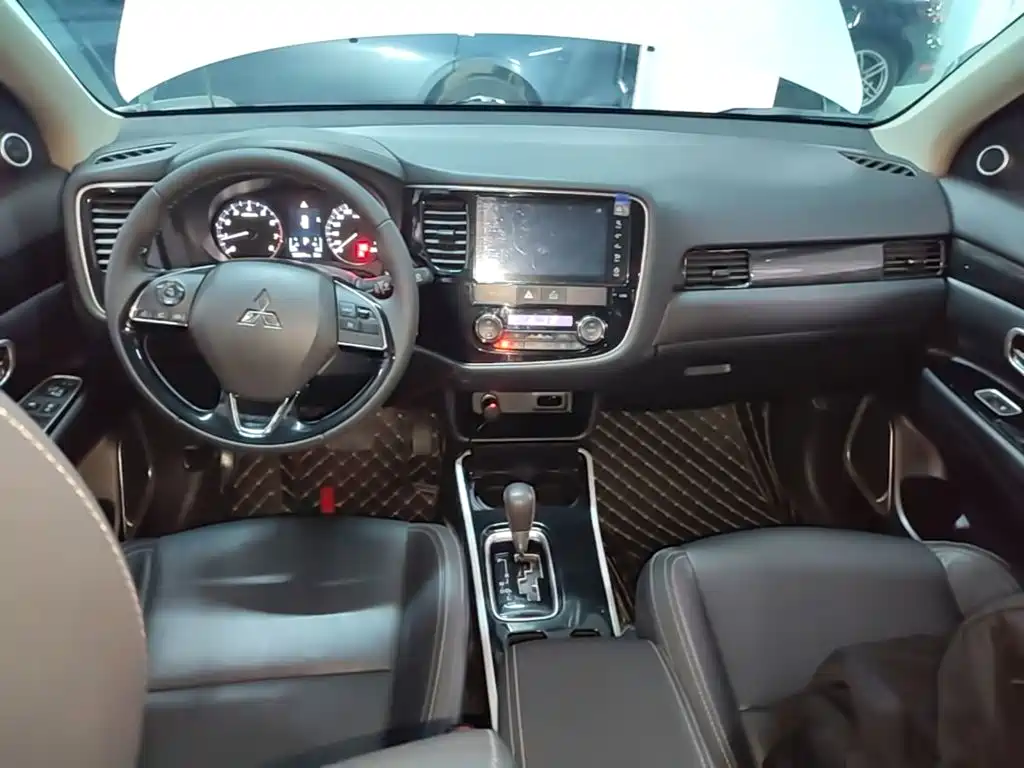 Mitsubishi Outlander — миниатюра 10