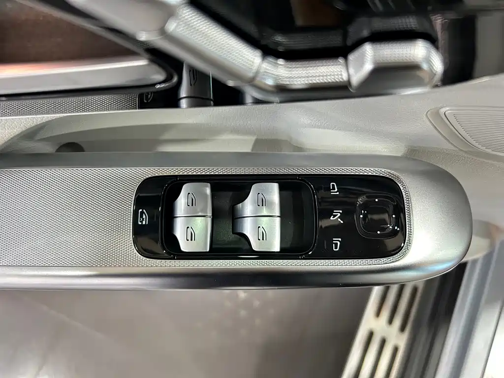 MERCEDES-BENZ EQE SUV