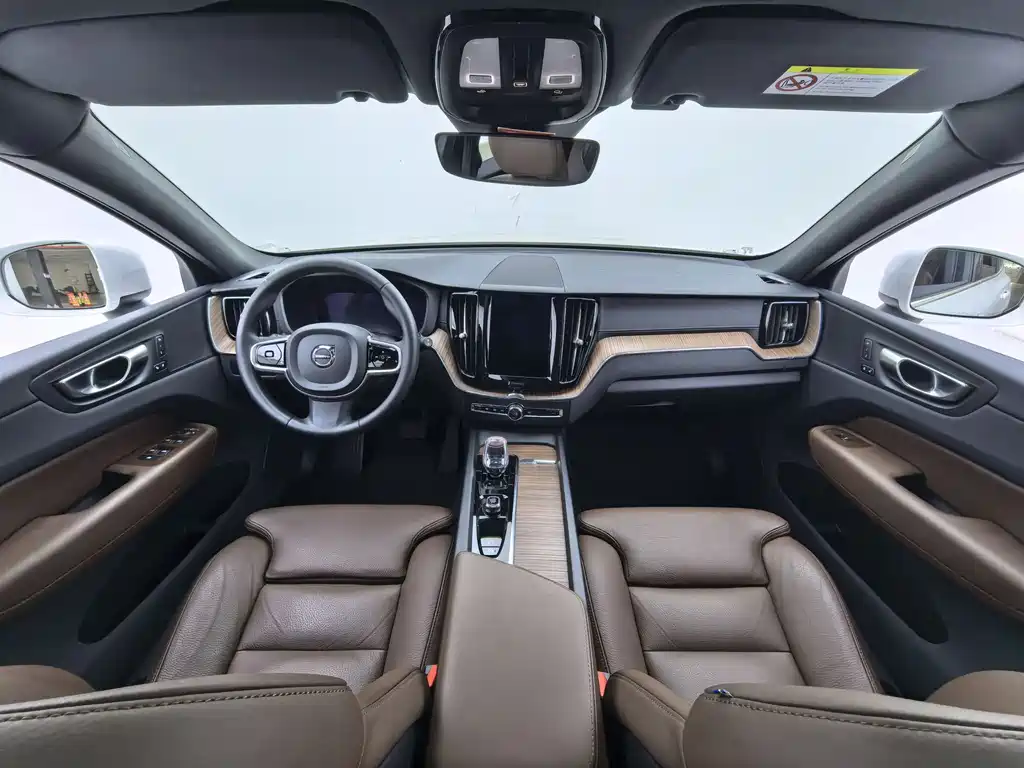 Volvo XC60 2024 B5 Luxury