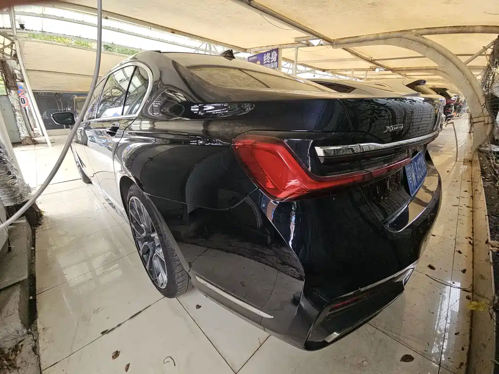 BMW 7 Series — миниатюра 11