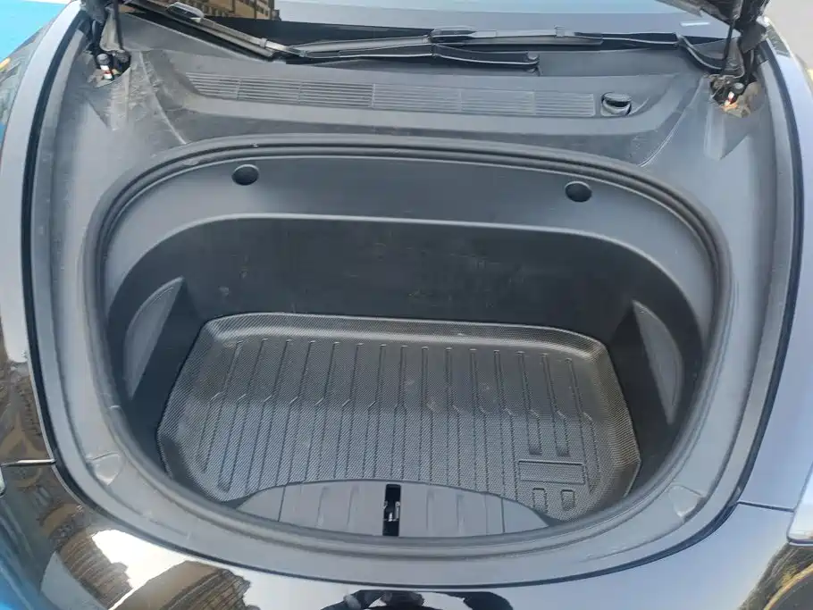 Tesla Model 3 — миниатюра 10