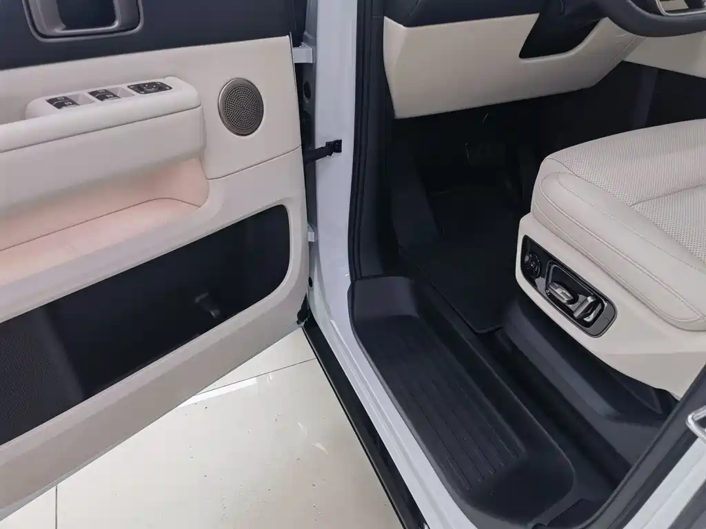Li Auto MEGA 2025 Home