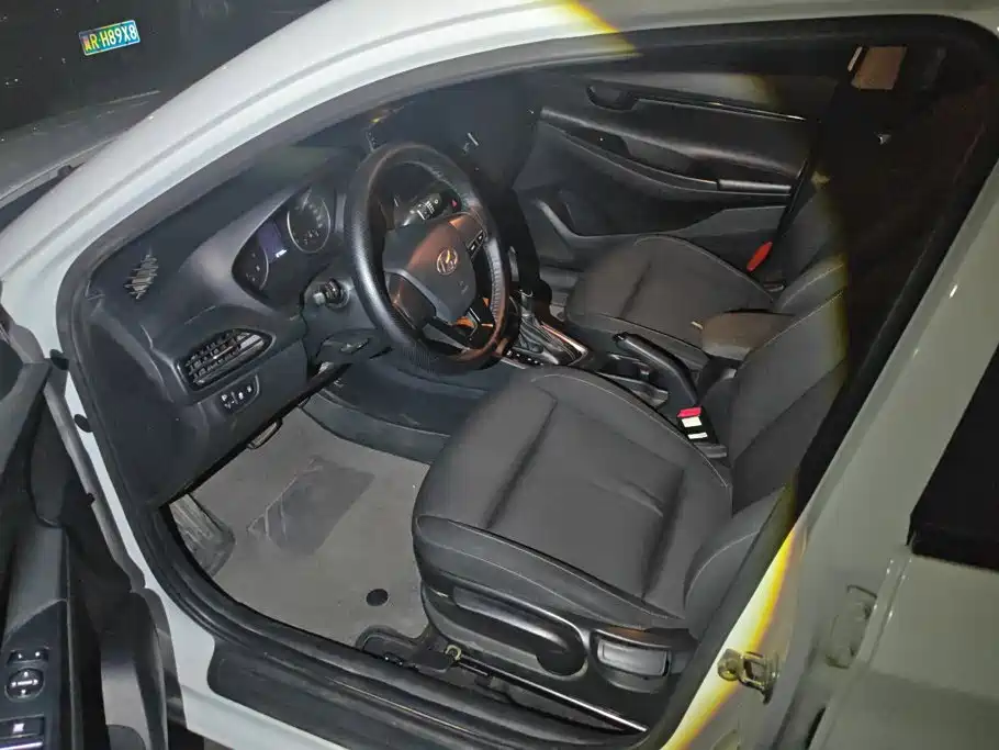 Hyundai Elantra — миниатюра 9