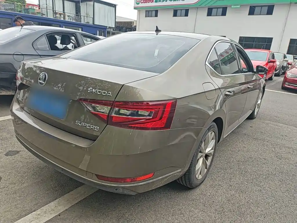 Skoda Superb — миниатюра 7
