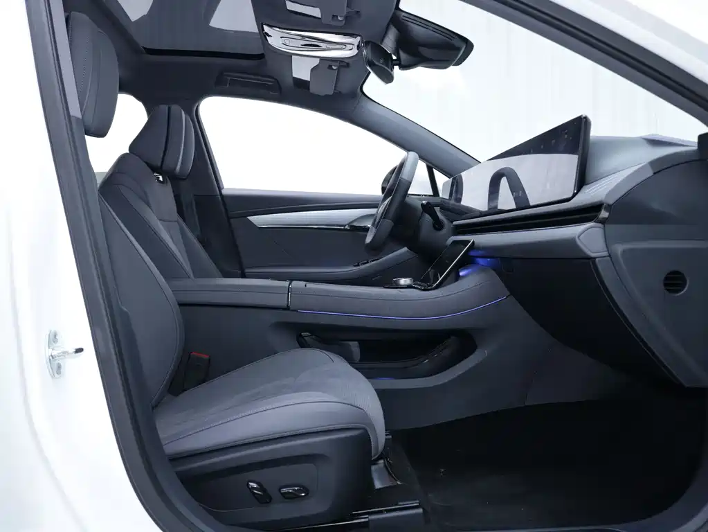 VOYAH LANTU CHASING LIGHT