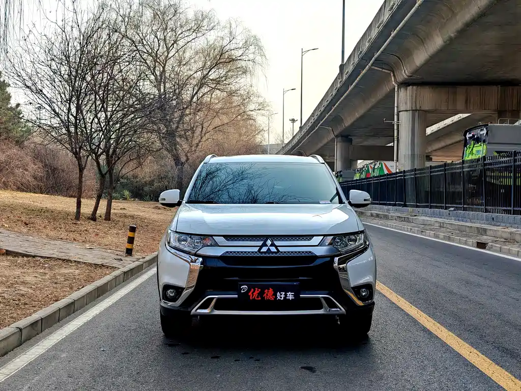 MITSUBISHI OUTLANDER