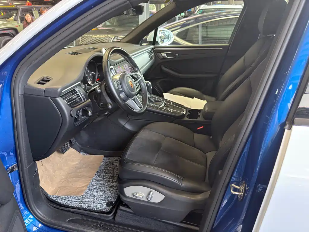 PORSCHE MACAN