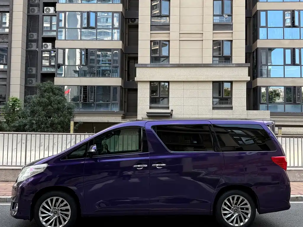 Toyota Alphard — миниатюра 2