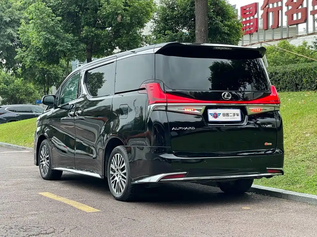 Toyota Alphard — миниатюра 4